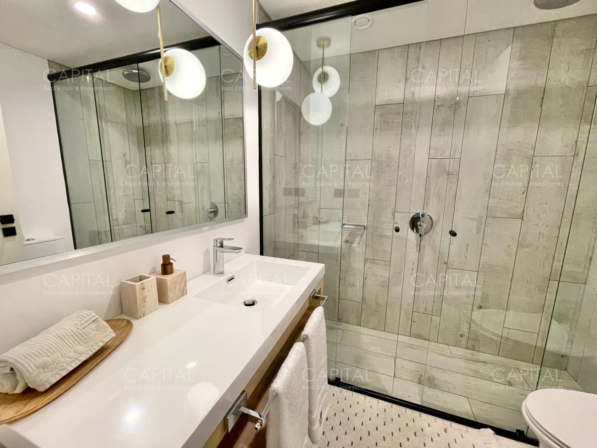Apartamento de lujo en Surfside – Quinta Planta con Vistas Increíbles