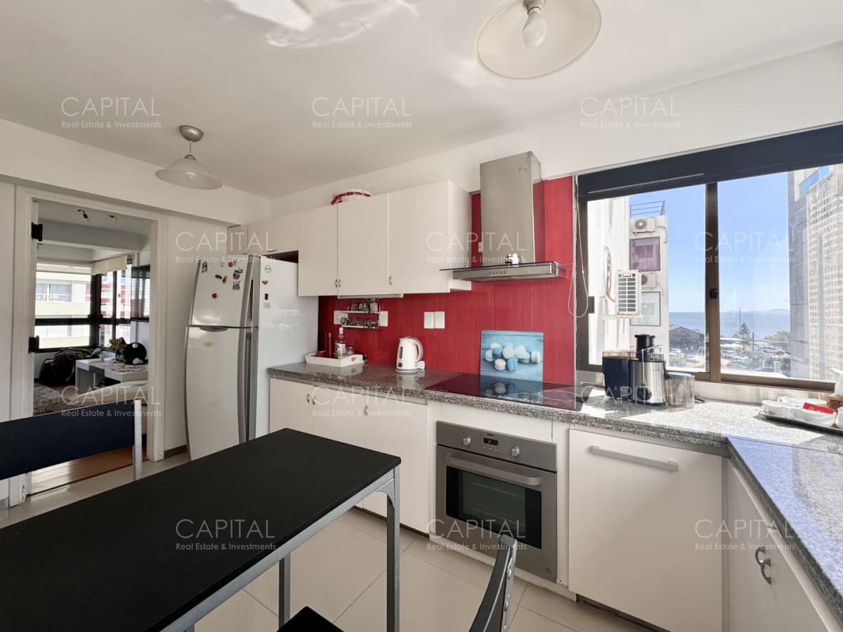 Edificio en primera linea del mar, departamento de tres dormitorios en venta, Playa Mansa.
