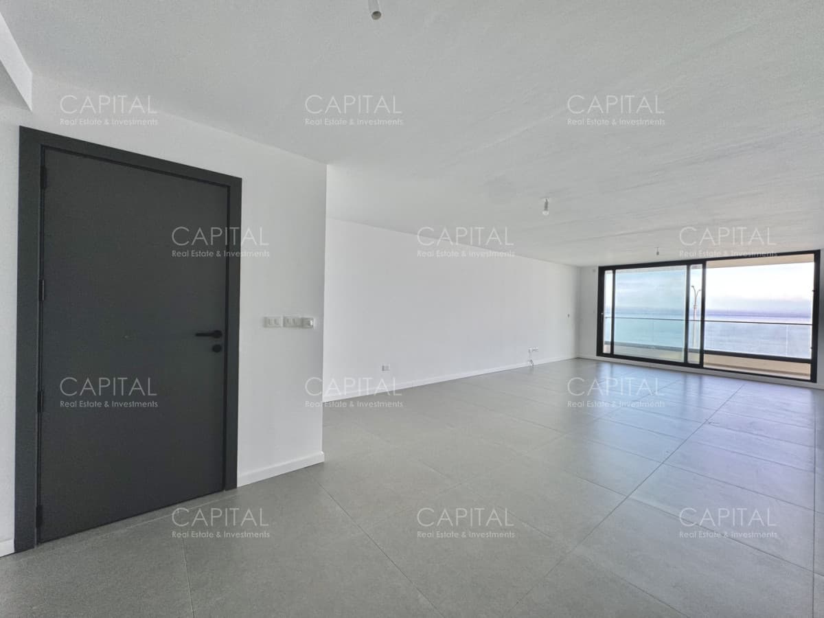 Apartamento semi piso de tres dormitorios frente al mar en playa mansa en venta