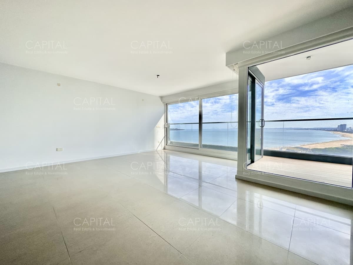Apartamento de tres dormitorios con vista al mar en venta, Punta del Este.