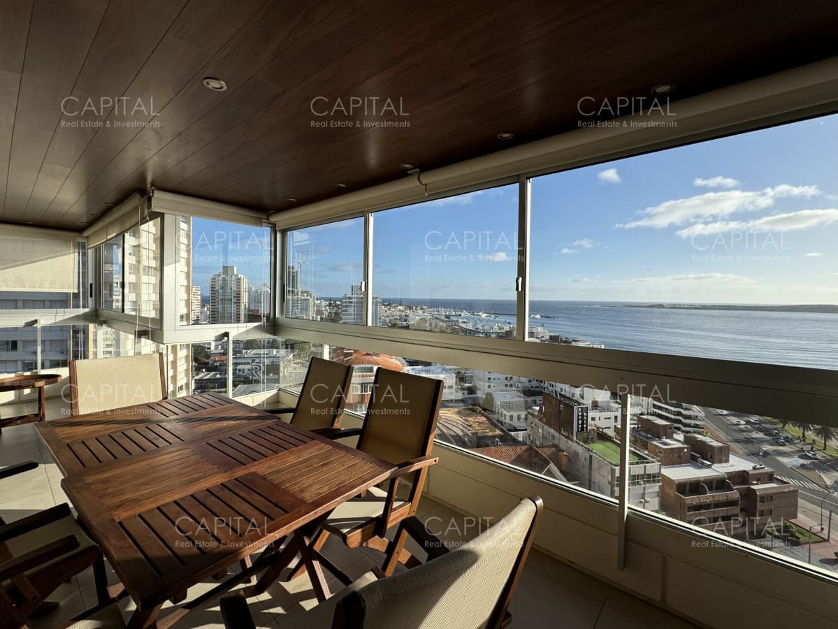 Apartamento en venta de tres dormitorios y dependencia en Playa Mansa, Punta del Este