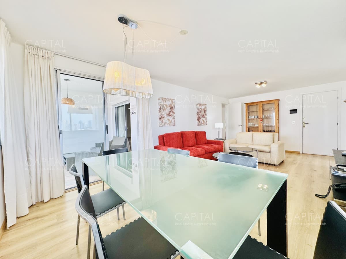 Apartamento reciclado de tres dormitorios en venta en Playa Mansa