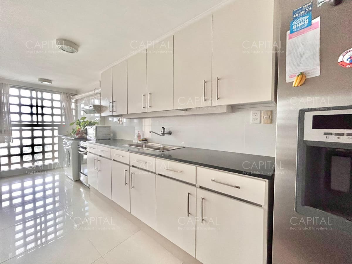 Apartamento en venta con muy buena vista a Playa Mansa.