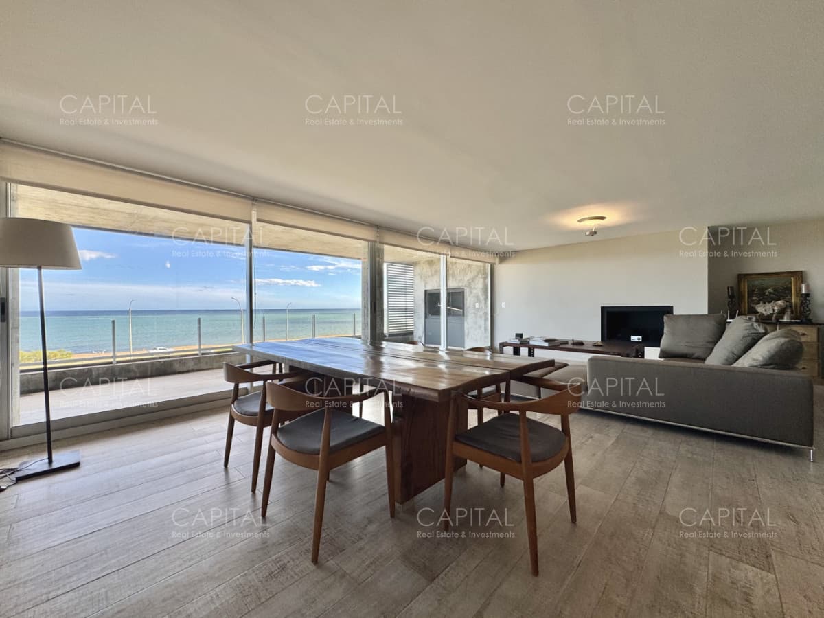 Apartamento duplex frente al mar en playa mansa en venta