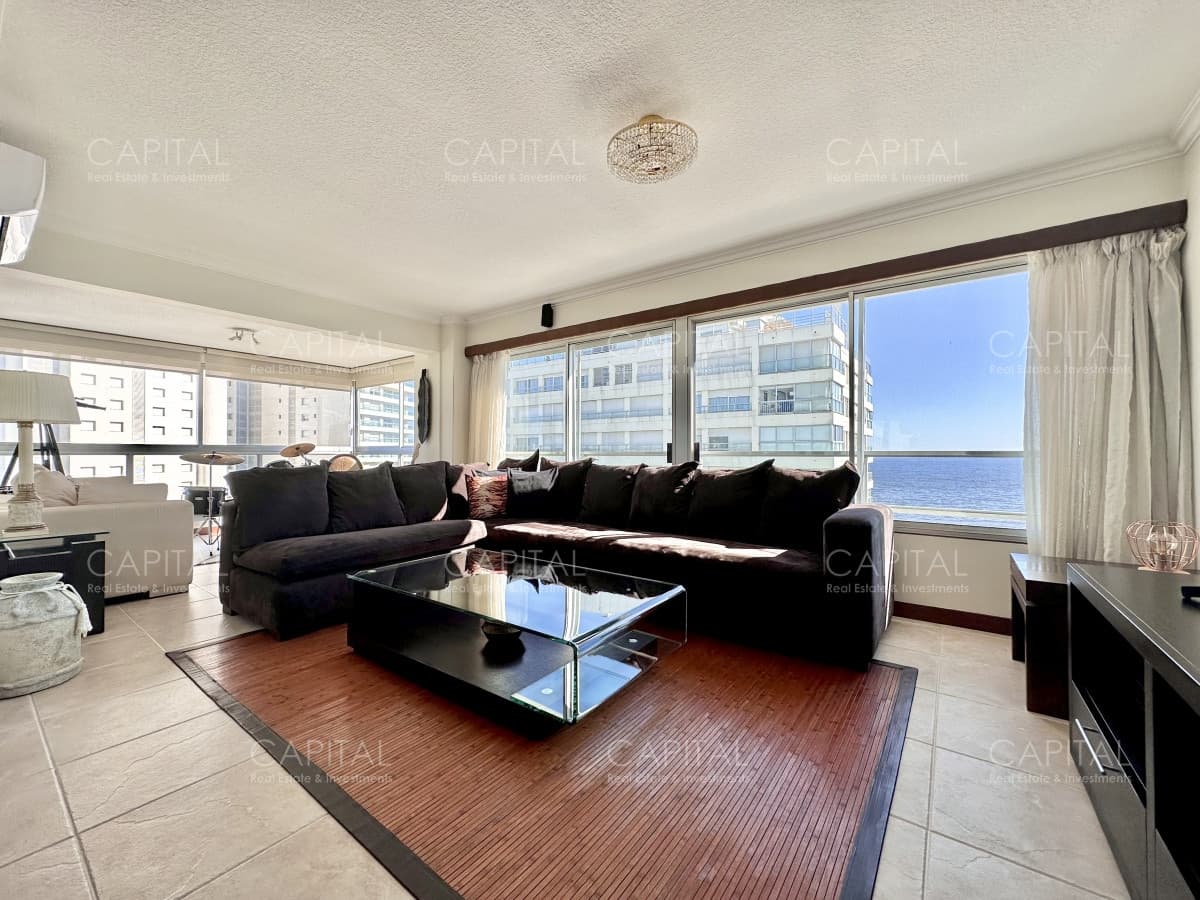 Lincoln Center Apartamento de tres dormitorios y dependencia con vista al mar en Playa Mansa, Punta del Este.