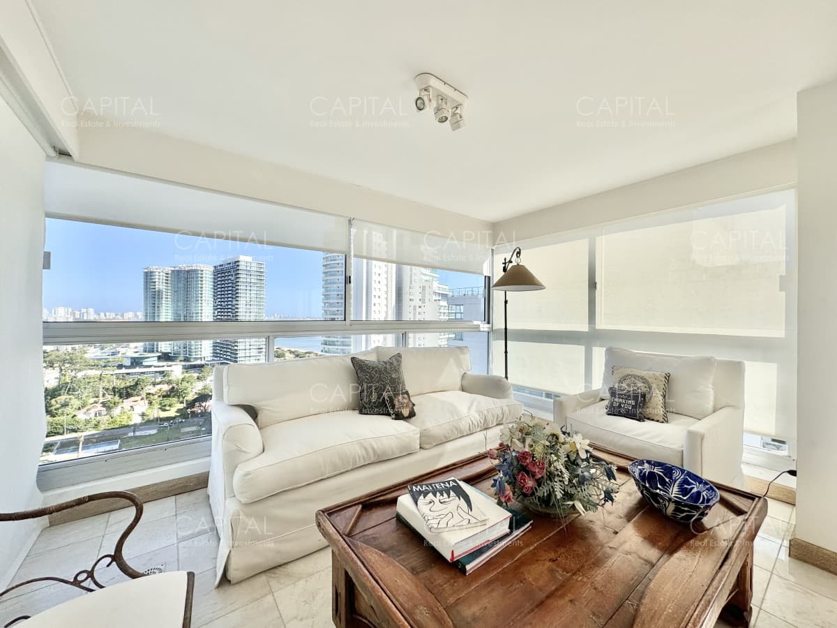 Apartamento de tres dormitorios y dependencia en venta, Playa Mansa, Punta del Este.