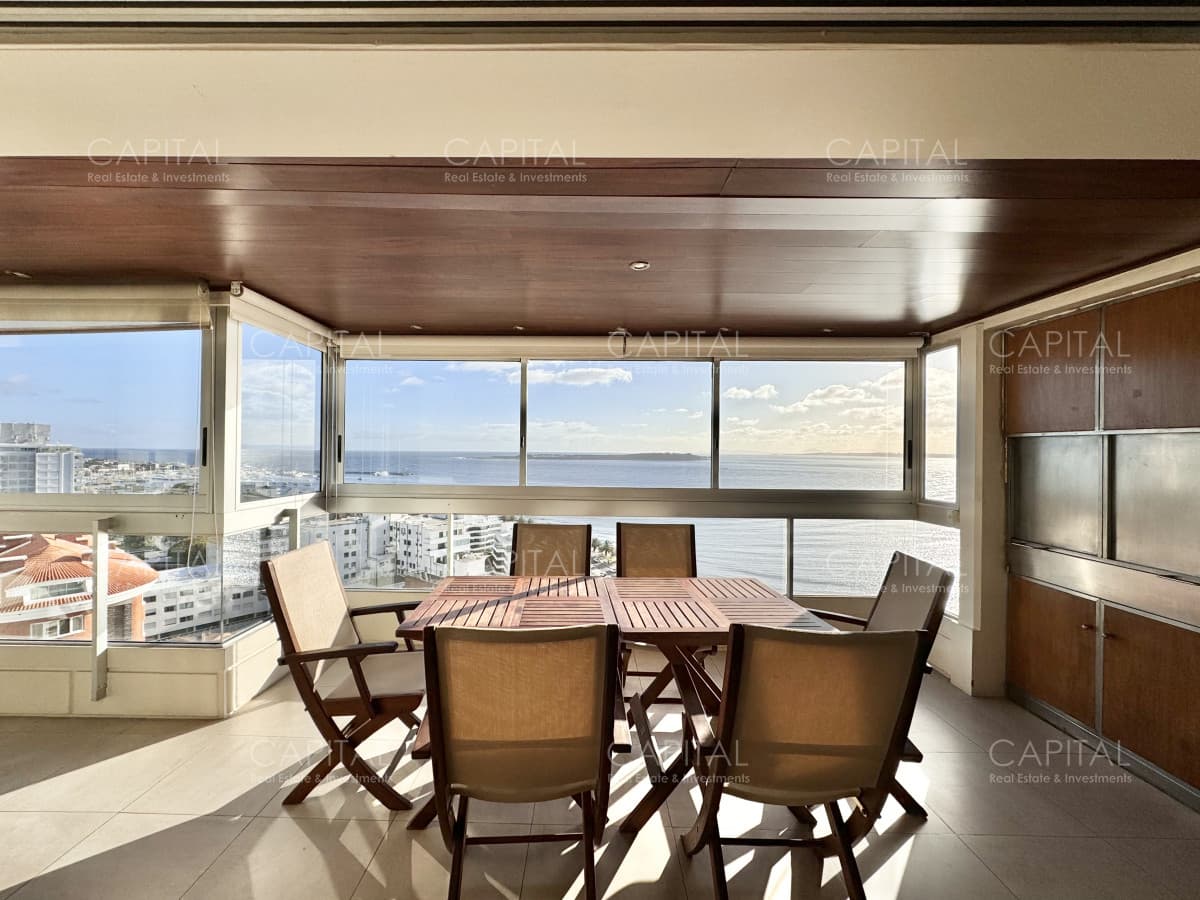 Apartamento en venta de tres dormitorios y dependencia en Playa Mansa, Punta del Este