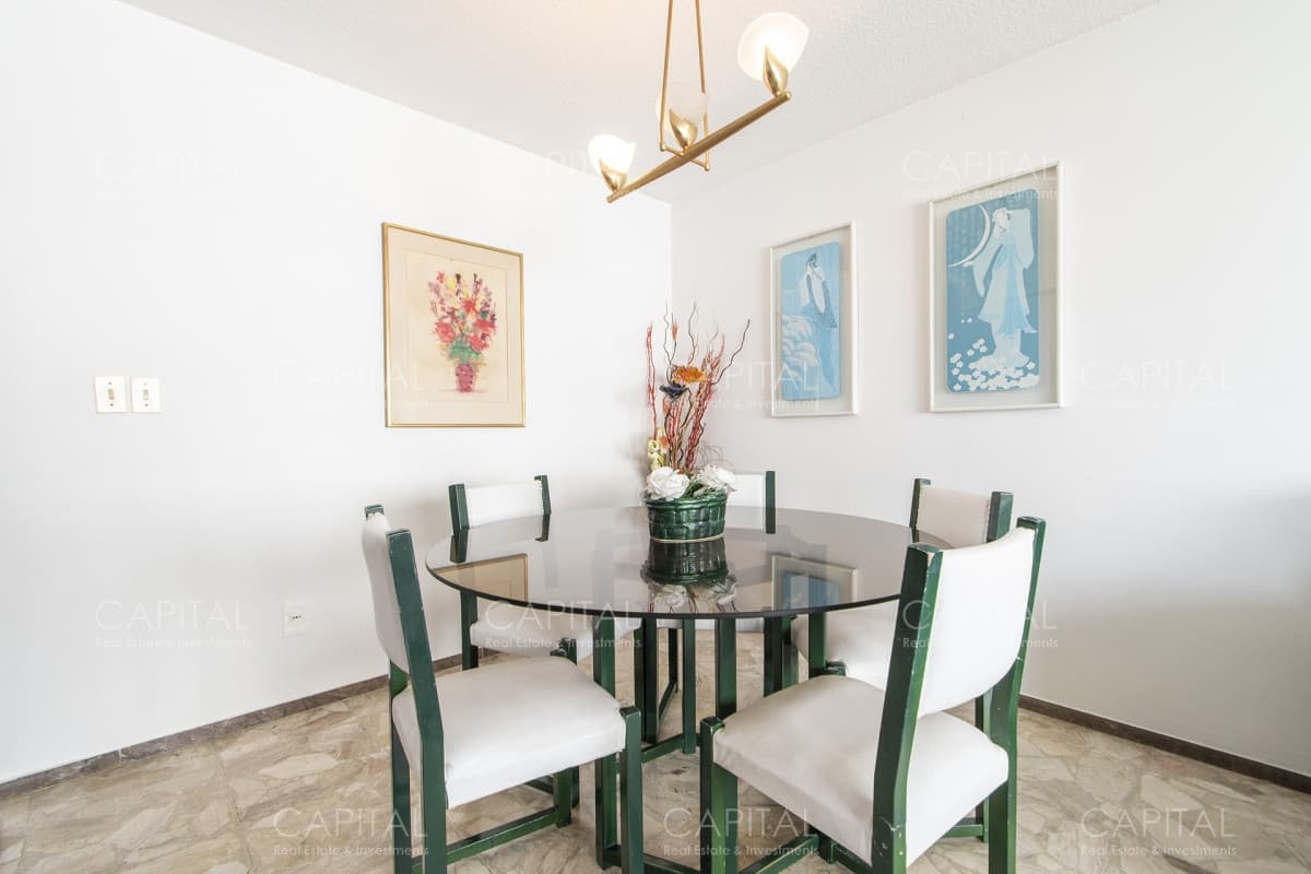 Apartamento con vista al mar en venta en Playa Mansa.
