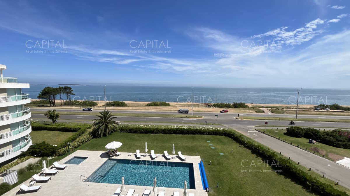Apartamento de un dormitorio y medio en alquiler temporal, frente al mar en playa mansa.
