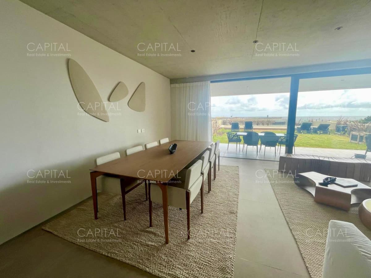 Departamento  en venta sobre el mar en La Barra con piscina y parrillero