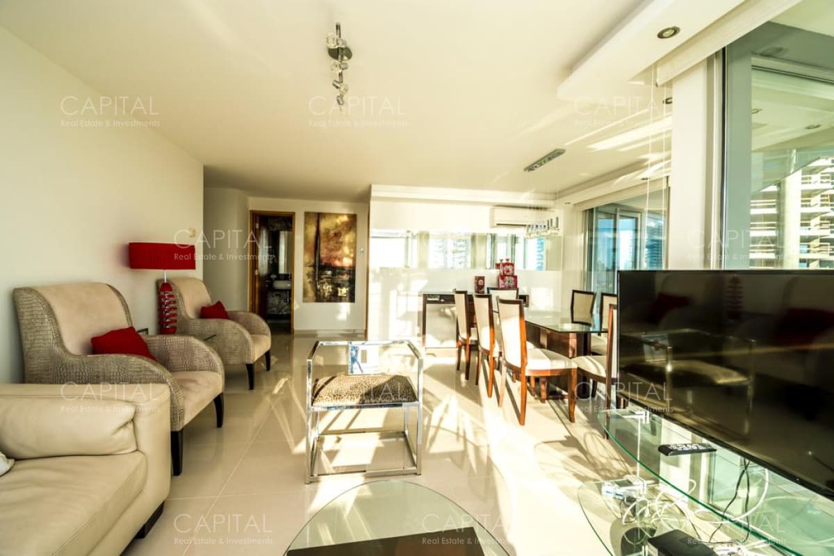 Apartamento de tres dormitorios y dependencia de servicio en venta, Playa Mansa Punta del Este