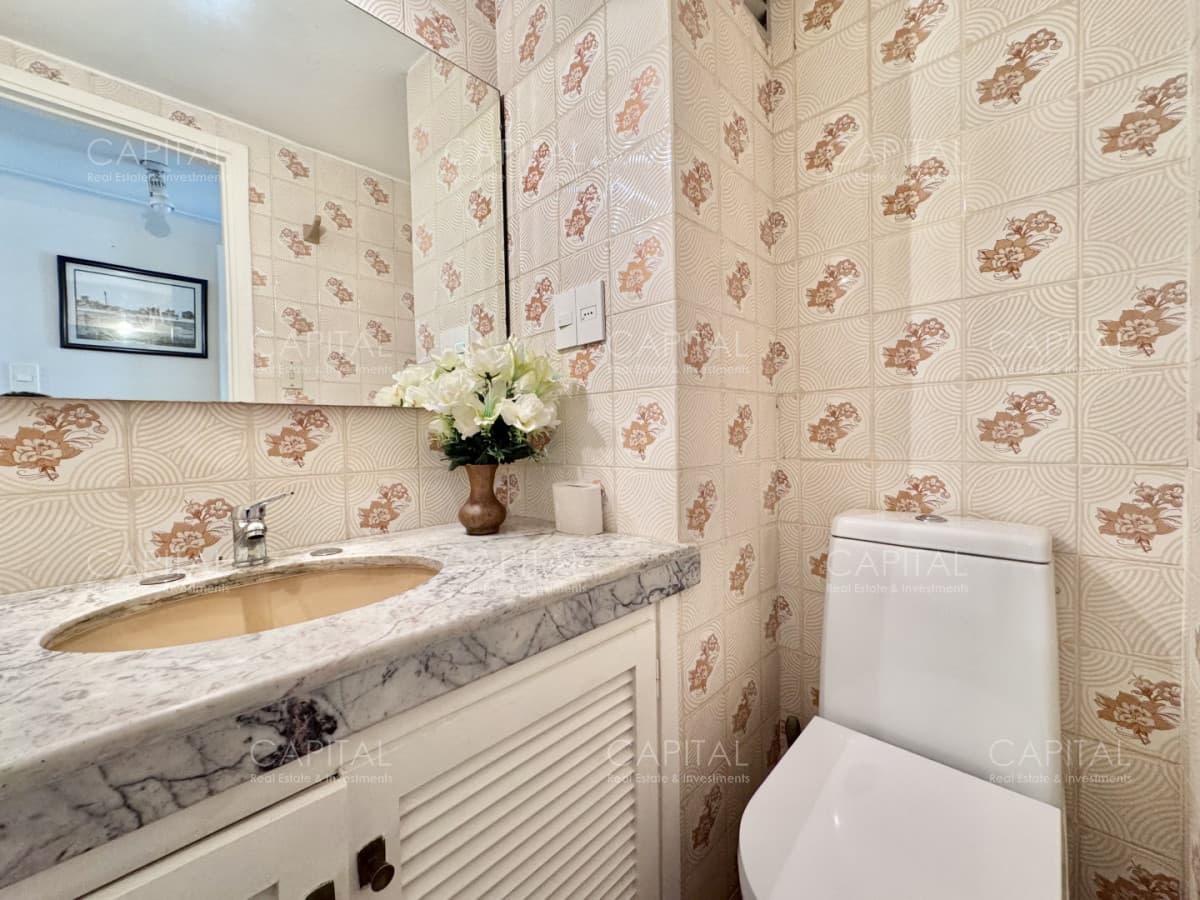 Apartamento de tres dormitorios y servicio en playa mansa frente al mar