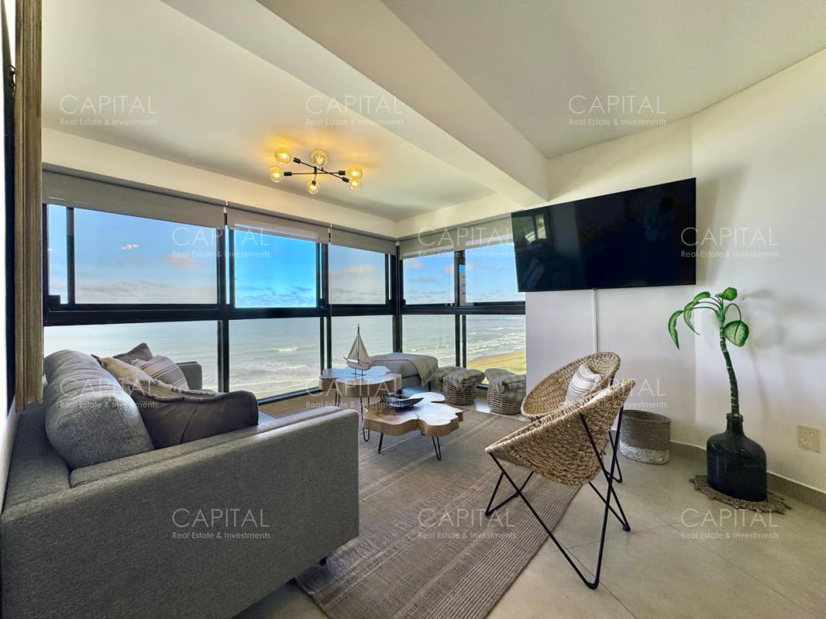 Apartamento en venta en Playa Brava frente al mar.
