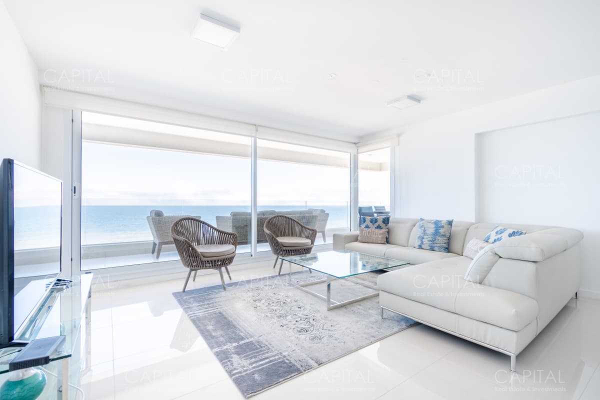 Venta de penthouse sobre la Playa Mansa de tres suites más dependencia y parrillero propio