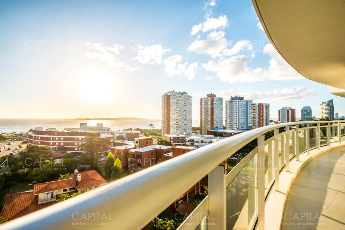 Apartamento de tres dormitorios y dependencia de servicio en venta, Playa Mansa Punta del Este