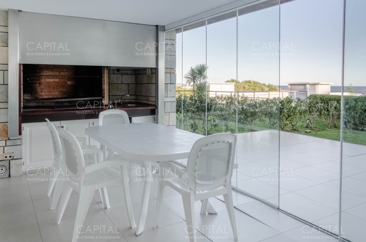 Apartamento de dos dormitorios dormitorios frente al mar, Veramansa, Punta del Este.