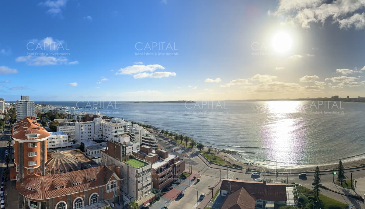 Apartamento en venta de tres dormitorios y dependencia en Playa Mansa, Punta del Este