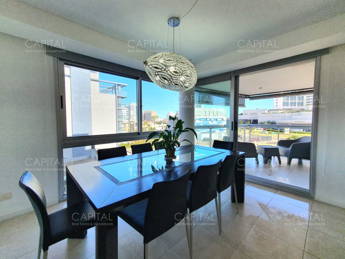 Apartamento en venta de tres dormitorios, edificio con muy buenos servicios.