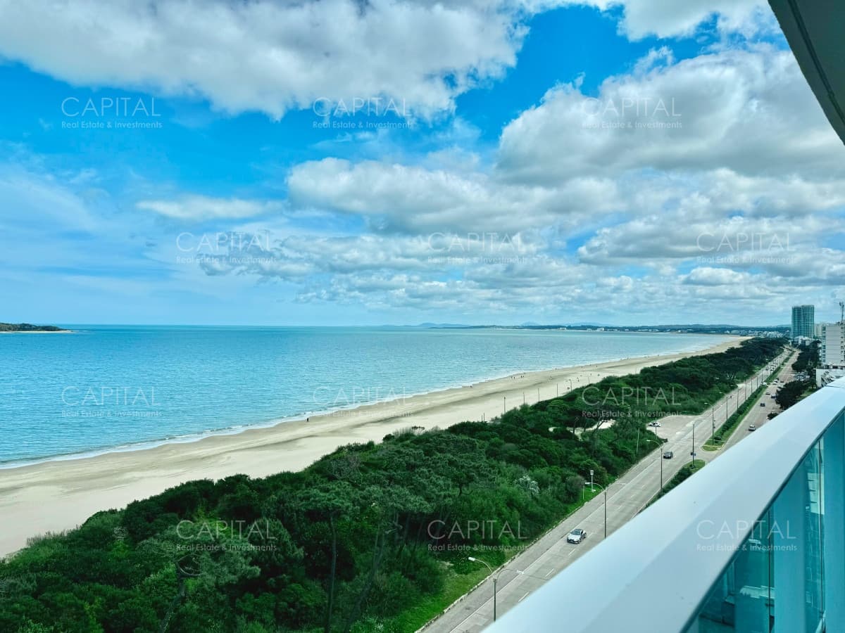 Apartamento de tres dormitorios en suite en Paramount Smart Tower en Venta