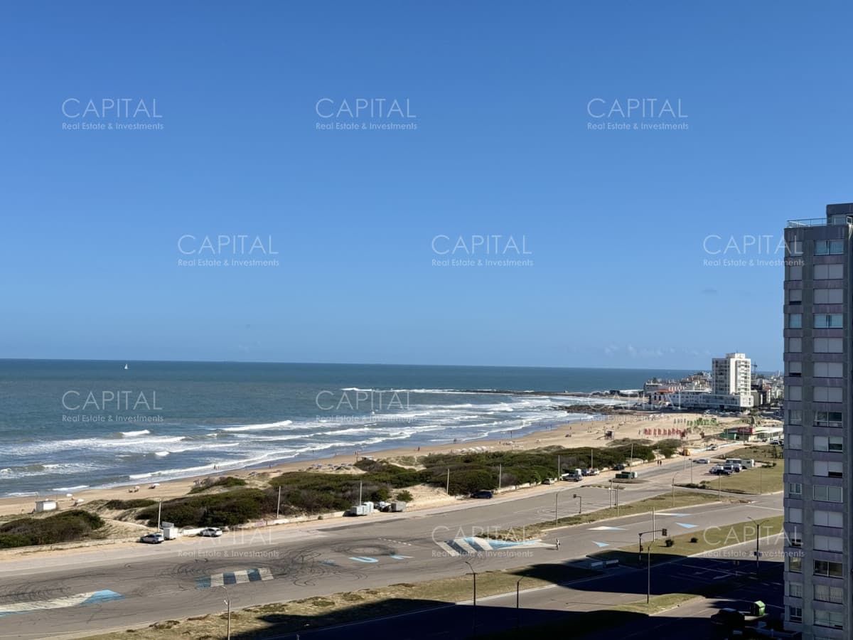 Apartamento en venta de dos dormitorios con vista al Mar, Playa Brava, Punta del Este.