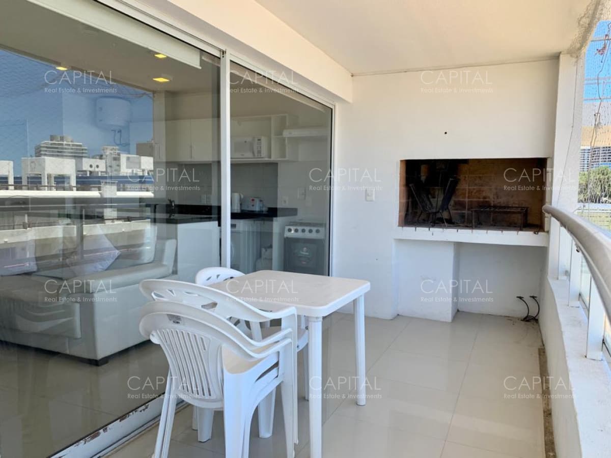 Apartamento de Dos Dormitorios en Venta - Punta del Este