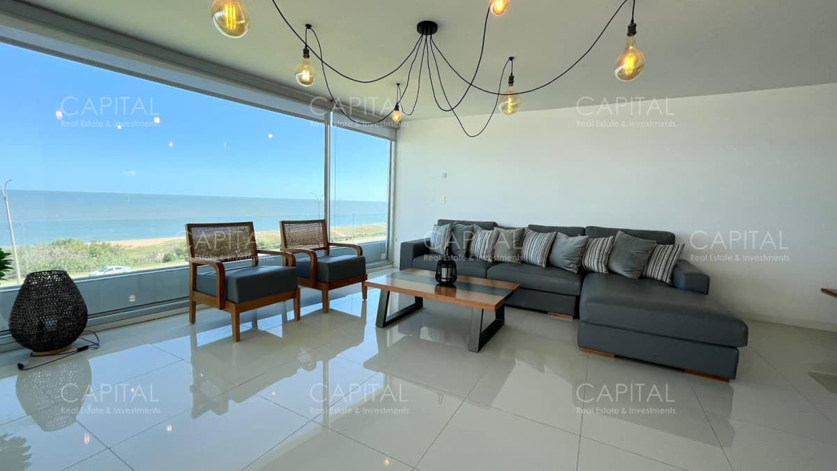 Apartamento en Venta de 3 dormitorios en playa mansa.