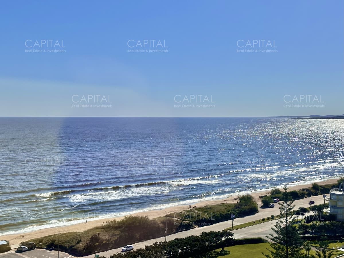 Lincoln Center Apartamento de tres dormitorios y dependencia con vista al mar en Playa Mansa, Punta del Este.