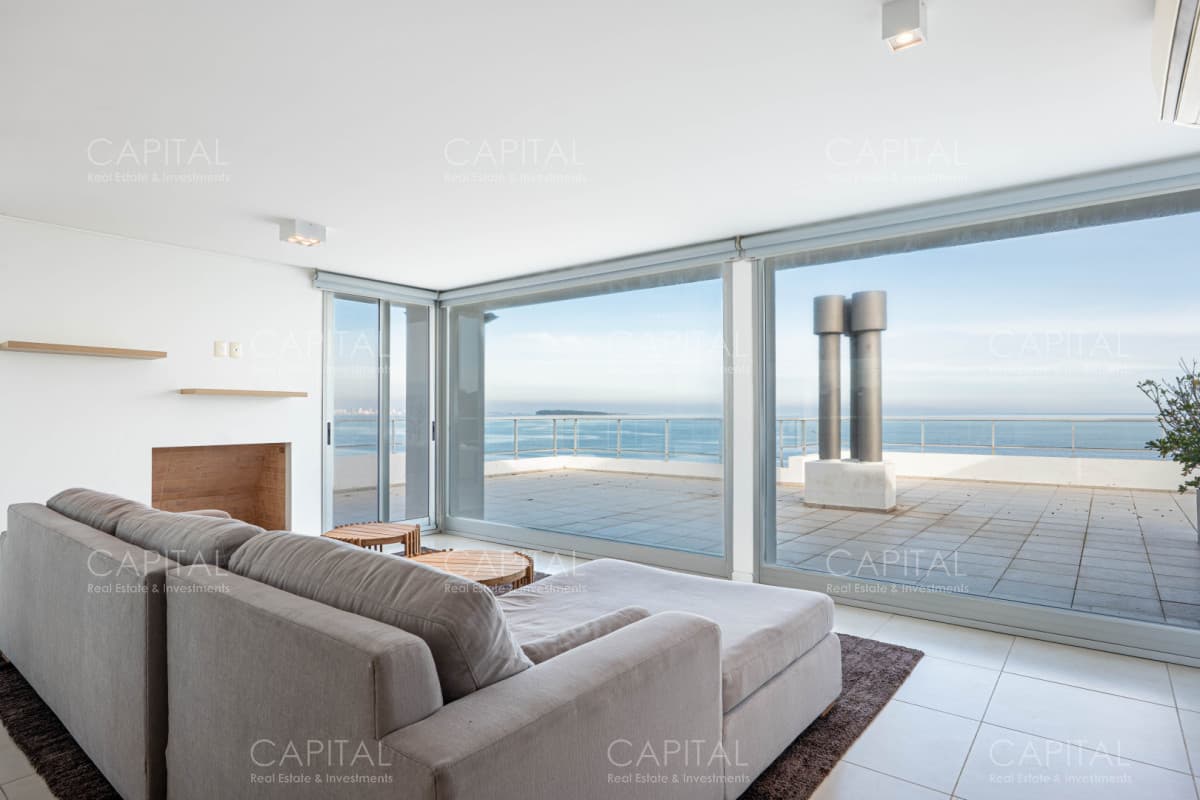 Penthouse Semipiso en Primera Línea Frente al Atardecer de Playa Mansa