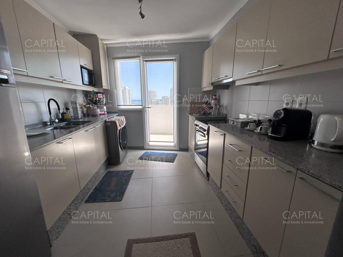 Venta departamento tres dormitorios terraza amplia con parrillero a metros Playa Brava