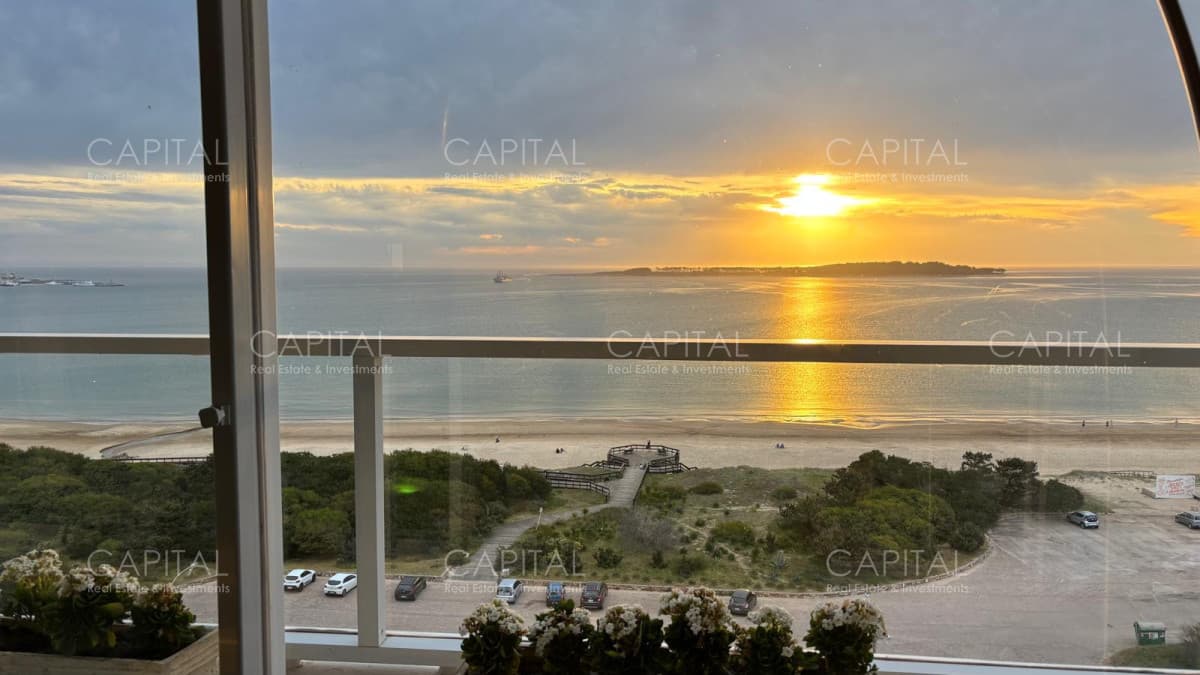 Apartamento en Venta de 3 dormitorios y dependencia en Playa Mansa, Punta del Este