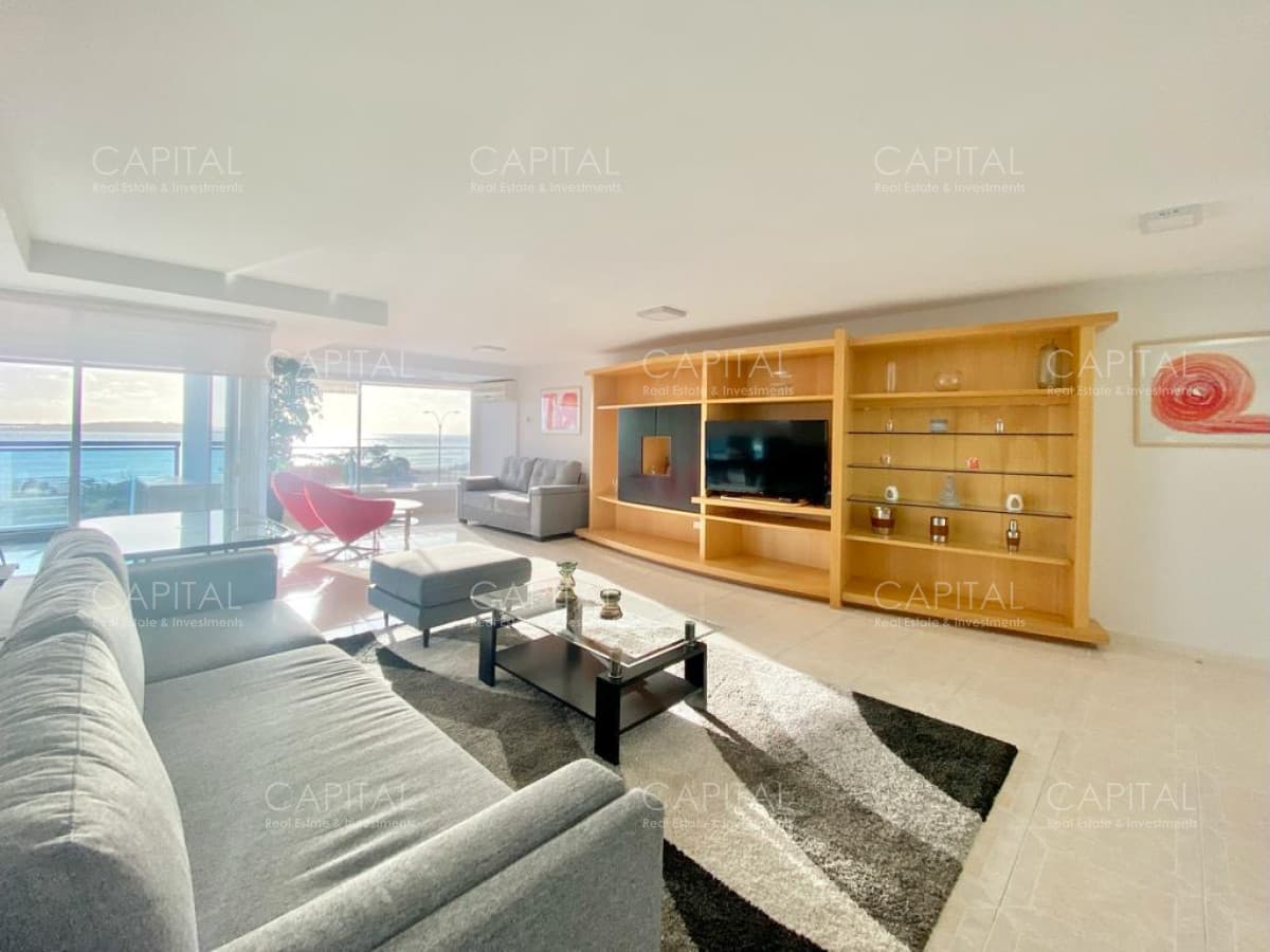 Beverly Tower Punta del Este Apartamento de tres dormitorios frente al mar en alquiler