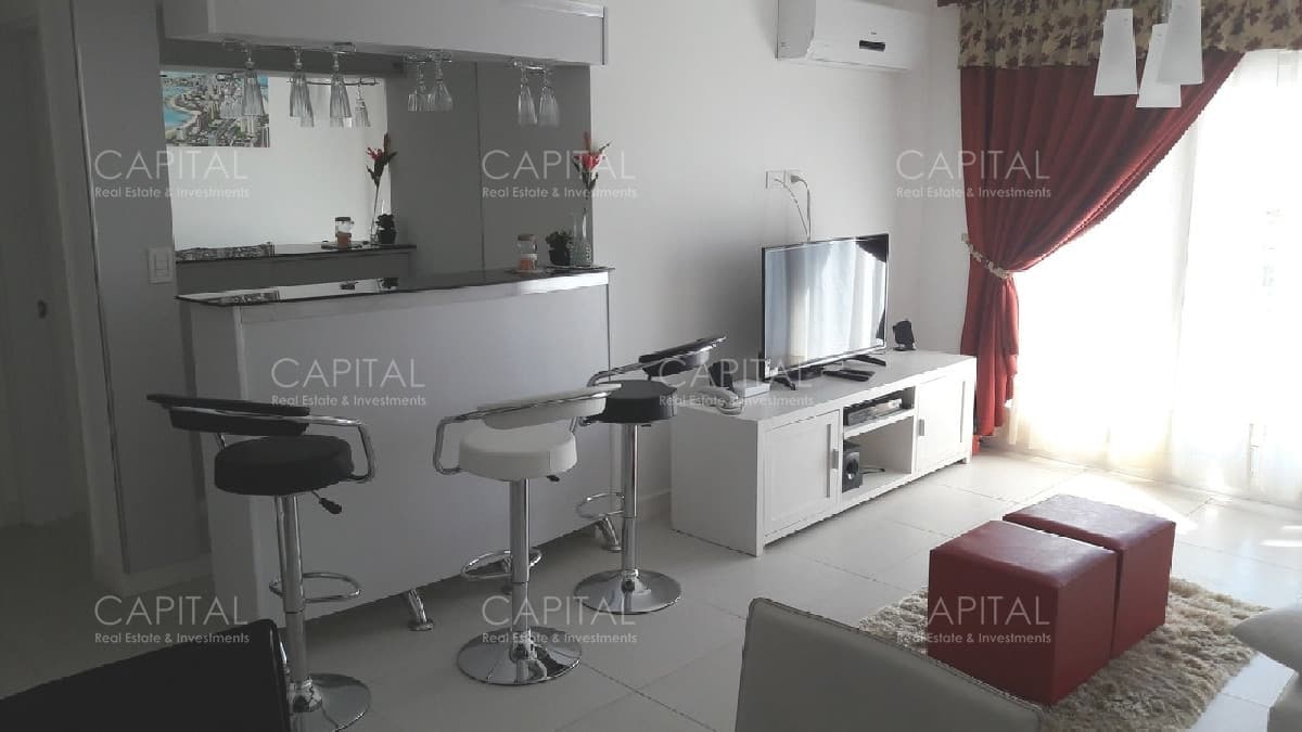 Apartamento de dos dormitorios y dos garaje en venta, Punta del Este.
