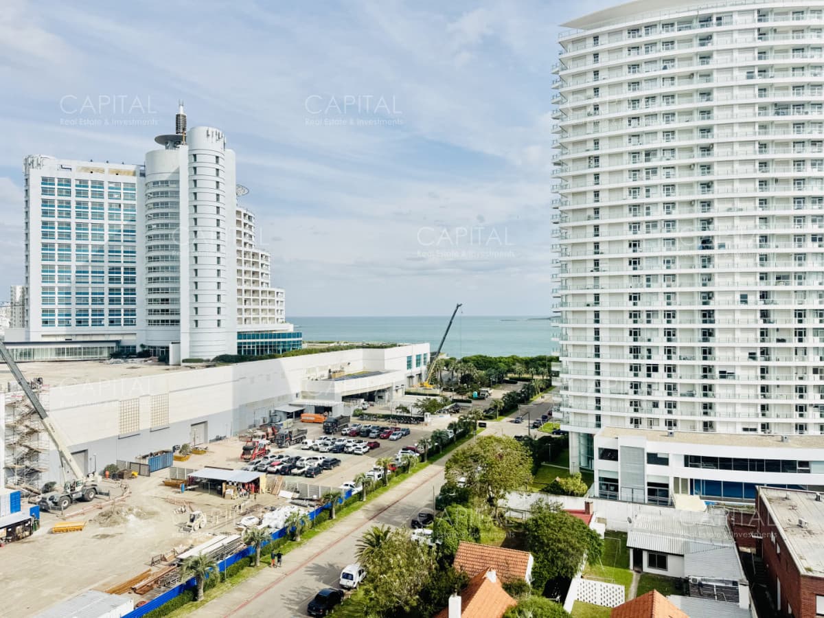 Apartamento reciclado de tres dormitorios en venta en Playa Mansa