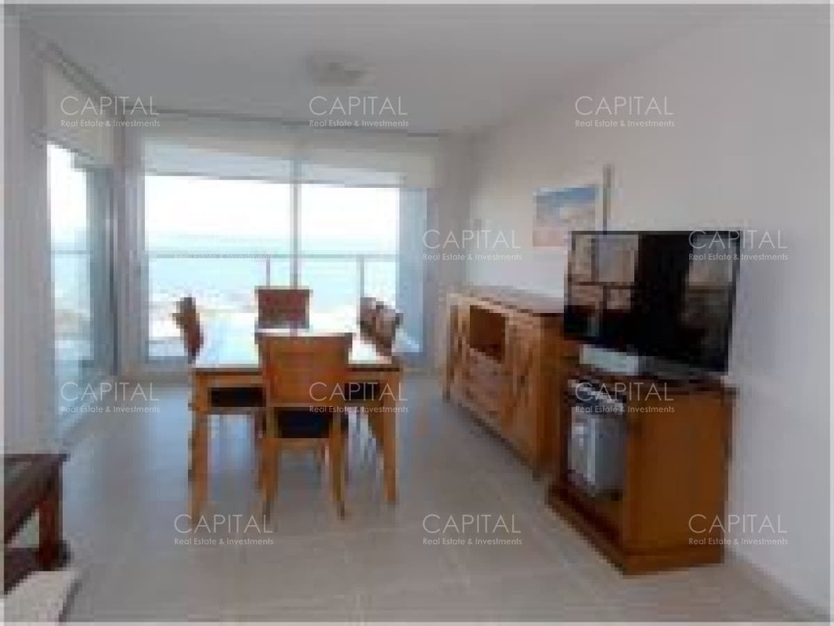 Apartamento en venta y alquiler temporario de tres dormitorios en primera fila de Playa Mansa