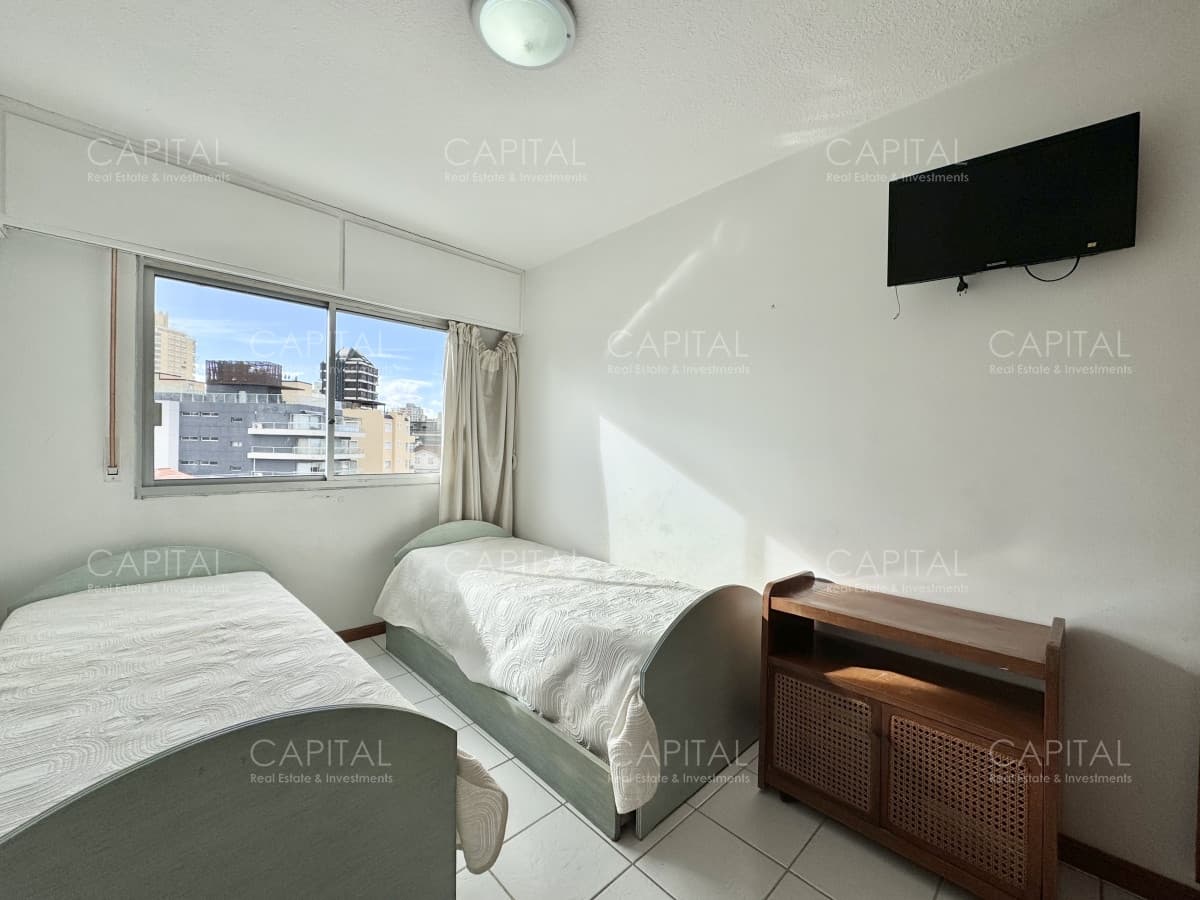 Apartamento de dos dormitorios en venta con vista al mar y parrillero propio. Punta del Este