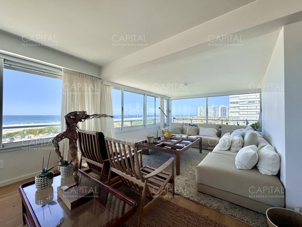 Apartamento reciclado de tres dormitorios en primera linea del mar, Playa Brava, Punta del Este.