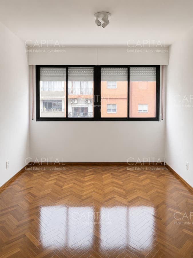 Apartamento de tres dormitorios y dependencia en venta zona Pocitos a pasos de la Rambla