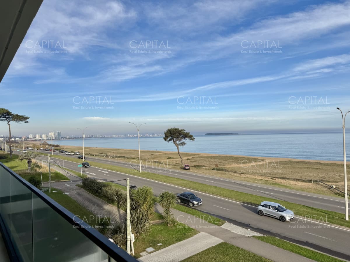 Apartamento semi piso de tres dormitorios frente al mar en playa mansa en venta