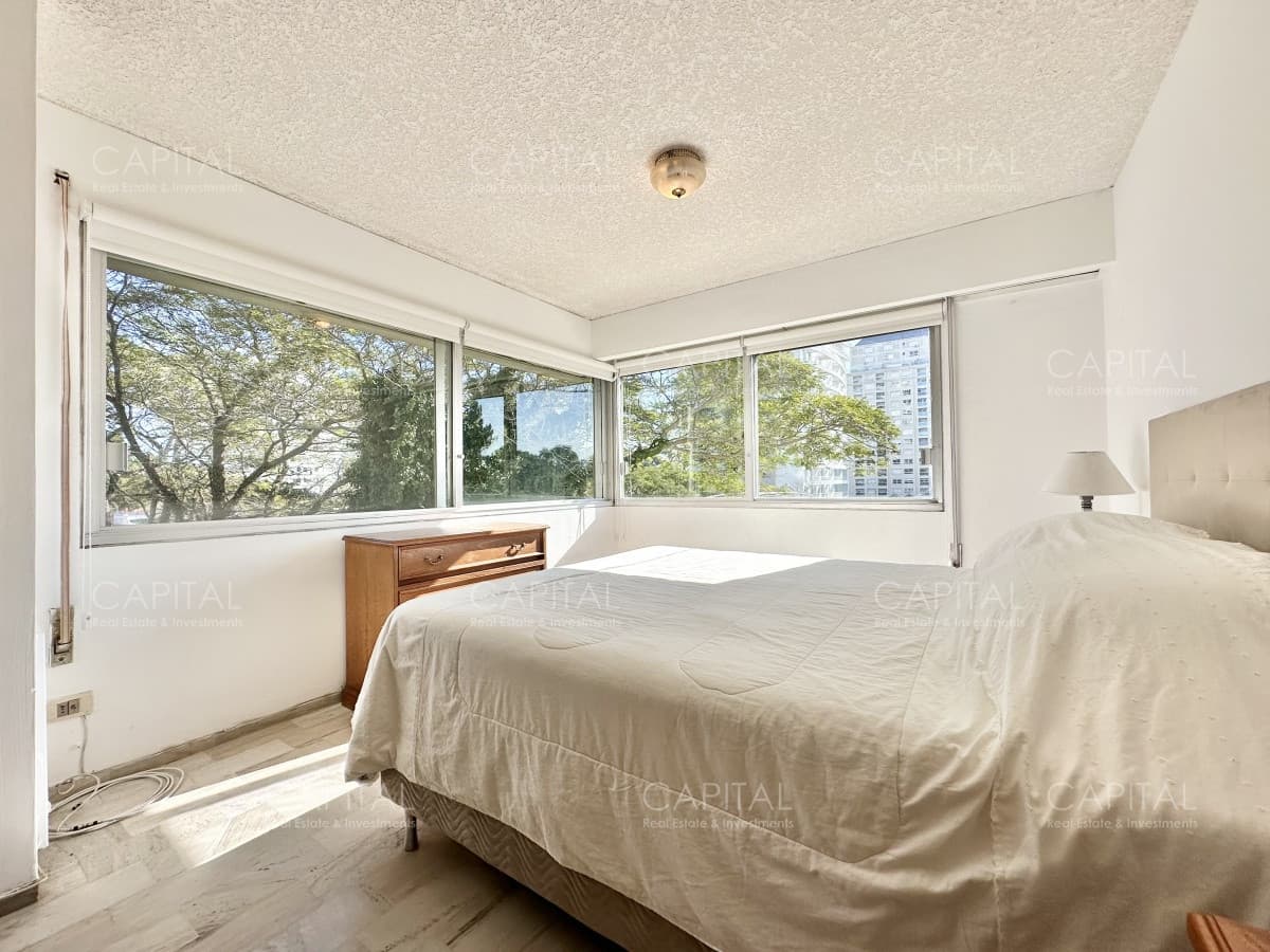Apartamento de tres dormitorios y dependencia en venta Punta del Este