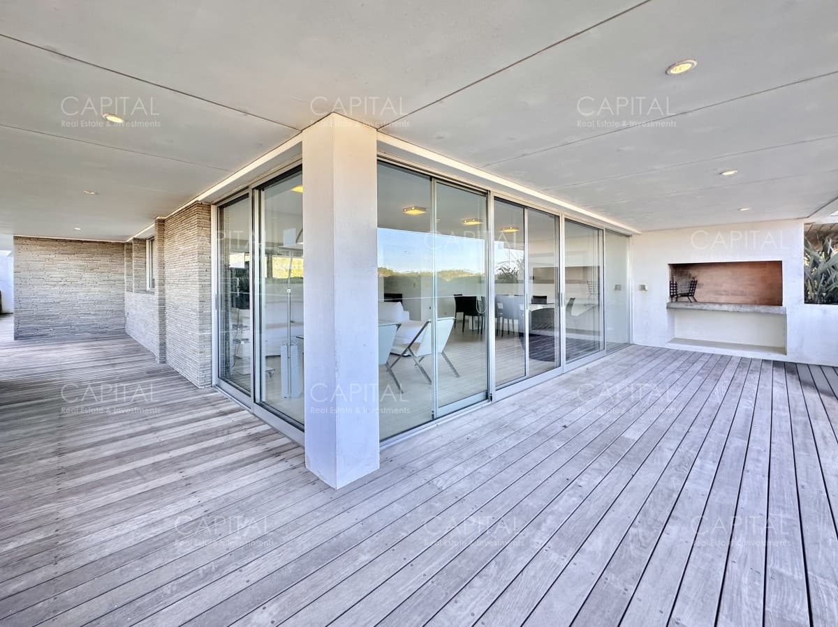 Apartamento de dos dormitorios con parillero en venta, Playa brava