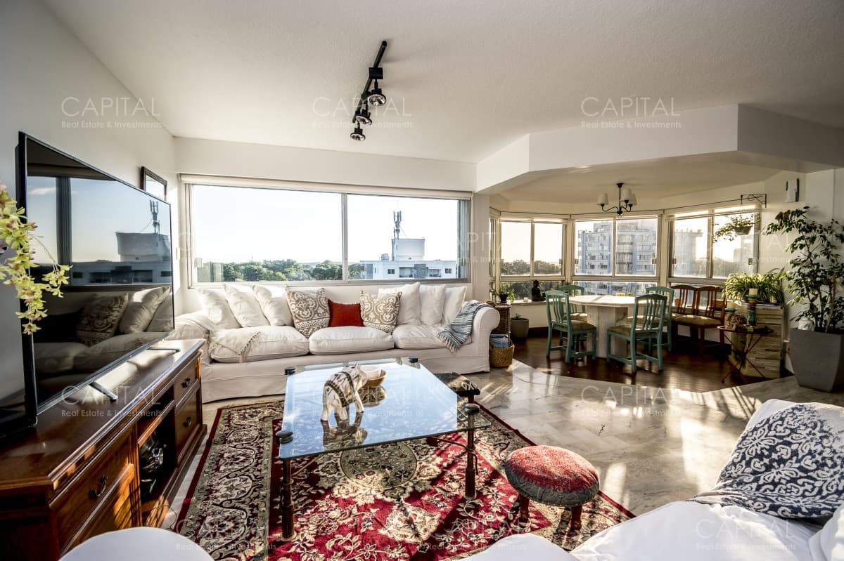 Apartamento de Tres Dormitorios en Venta - Roosevelt