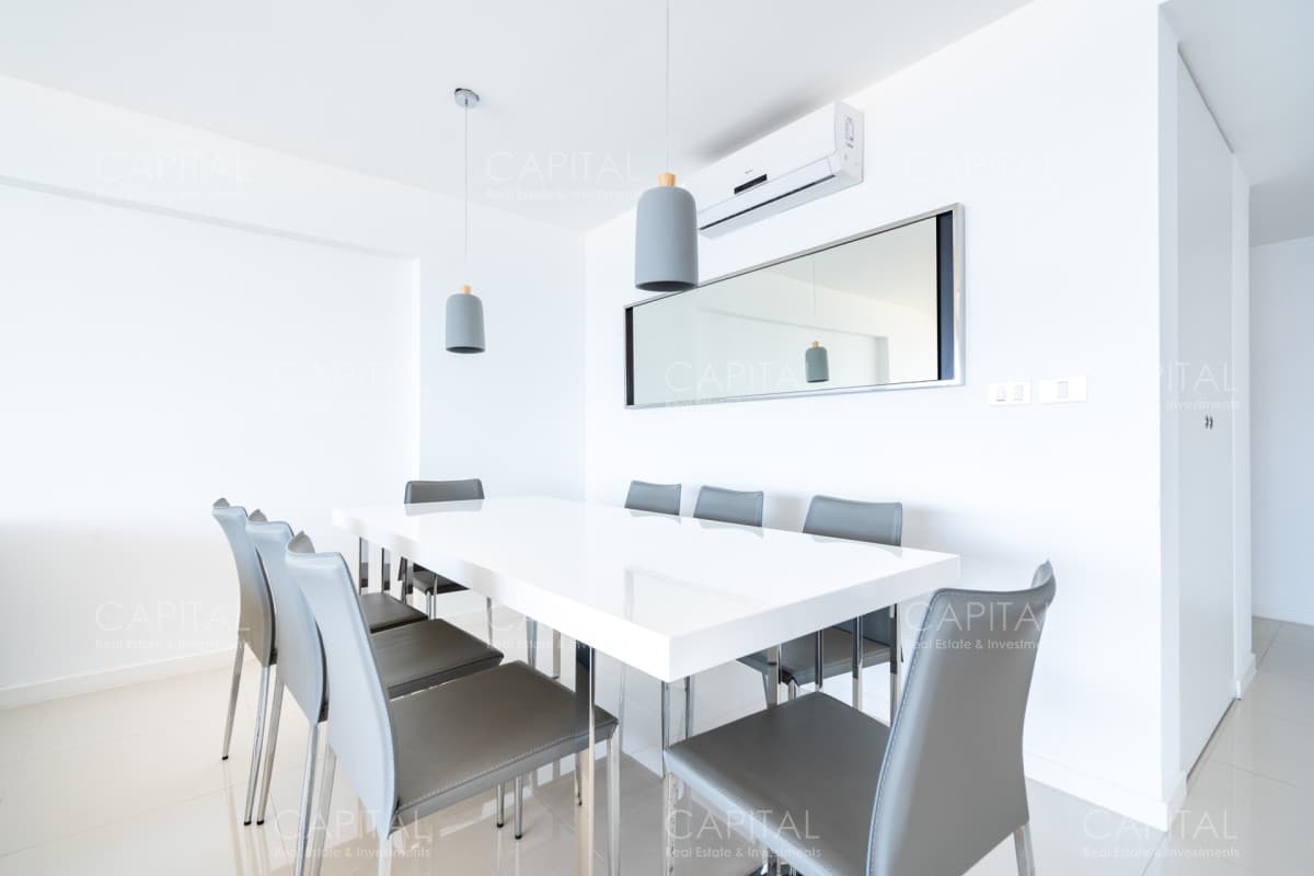 Venta de penthouse sobre la Playa Mansa de tres suites más dependencia y parrillero propio