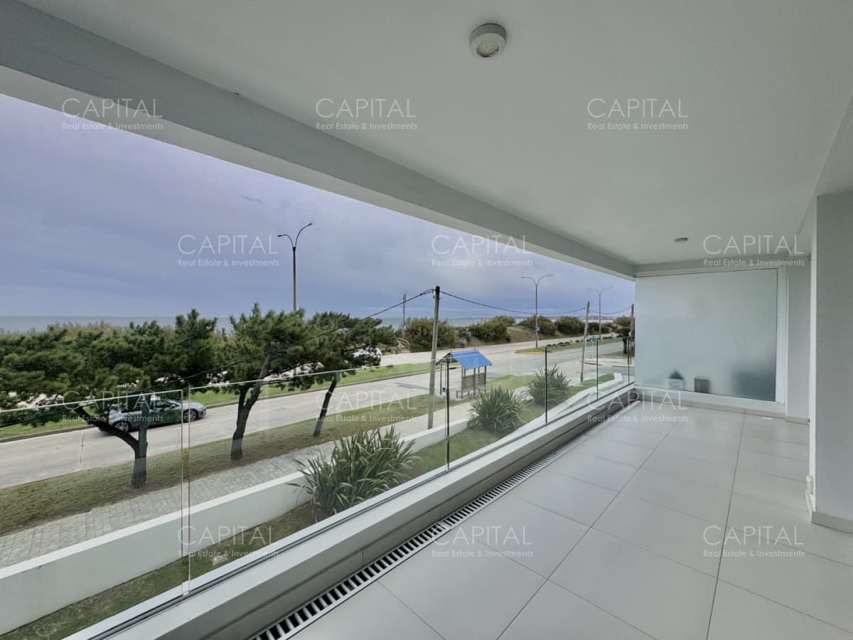 Apartamento de dos dormitorios y dependencia en Horizonte Playa Mansa