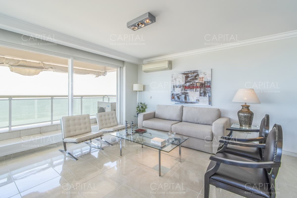 Apartamento en Le Jardin de tres dormitorios y dependencia de servicio en Venta Punta del Este en venta