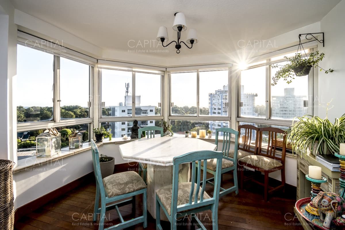 Apartamento de Tres Dormitorios en Venta - Roosevelt
