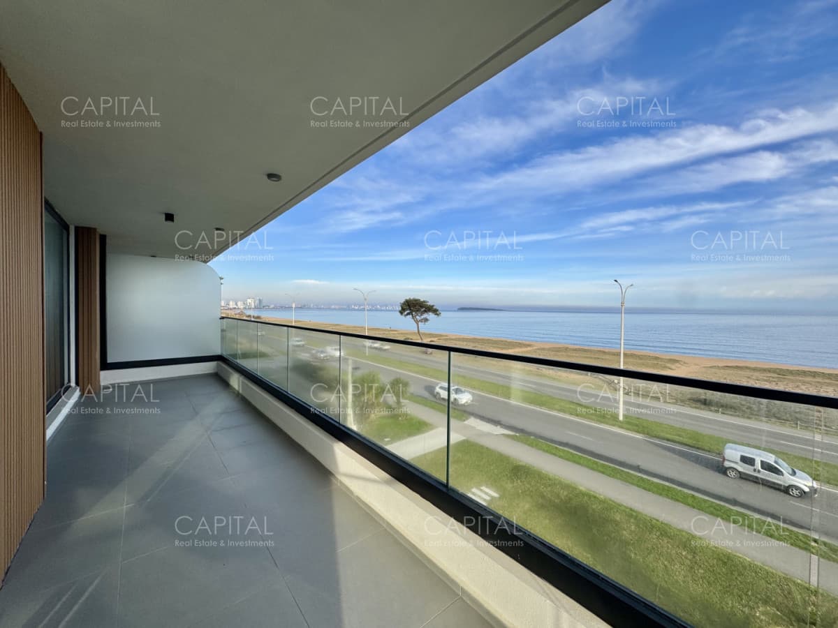 Apartamento semi piso de tres dormitorios frente al mar en playa mansa en venta