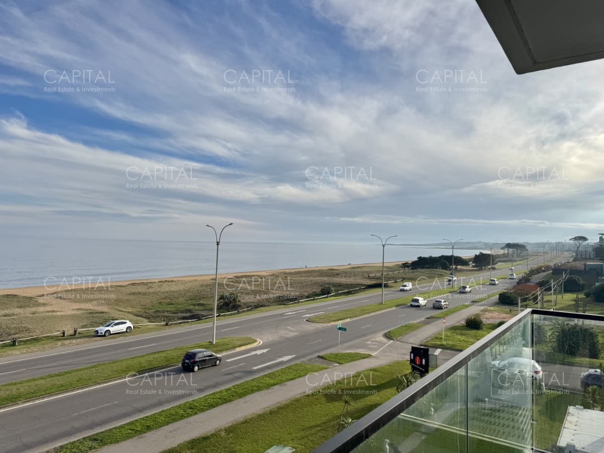 Apartamento semi piso de tres dormitorios frente al mar en playa mansa en venta