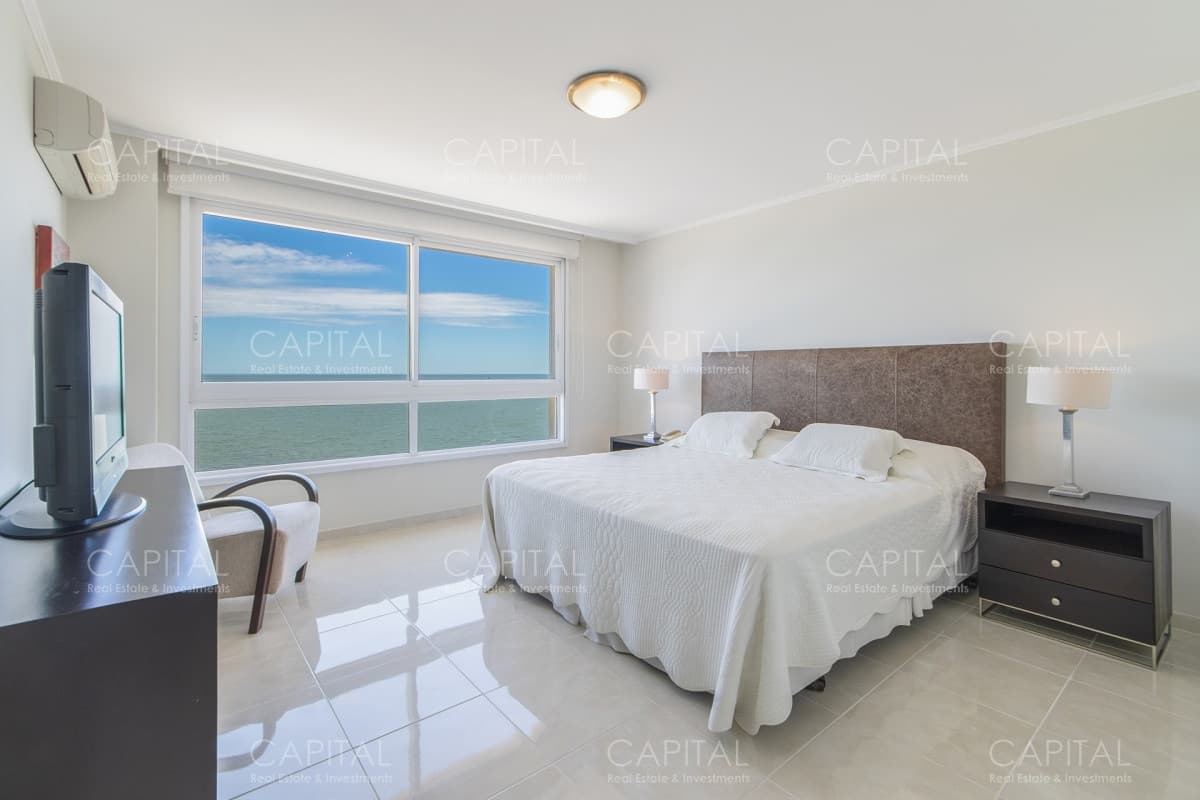Apartamento en Le Jardin de tres dormitorios y dependencia de servicio en Venta Punta del Este en venta