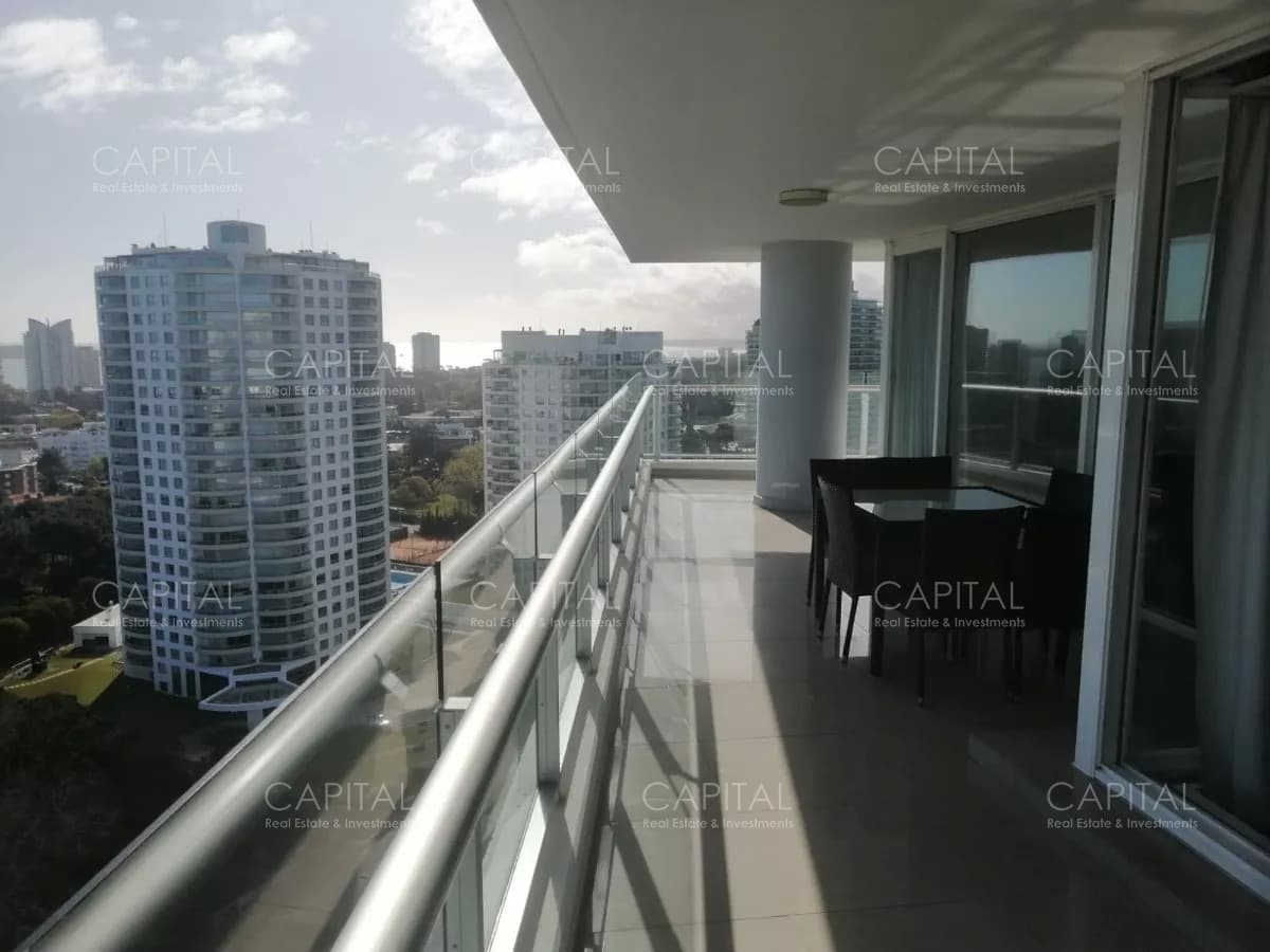 Apartamento de tres dormitorios y dependencia en torre de categoria en Playa Brava