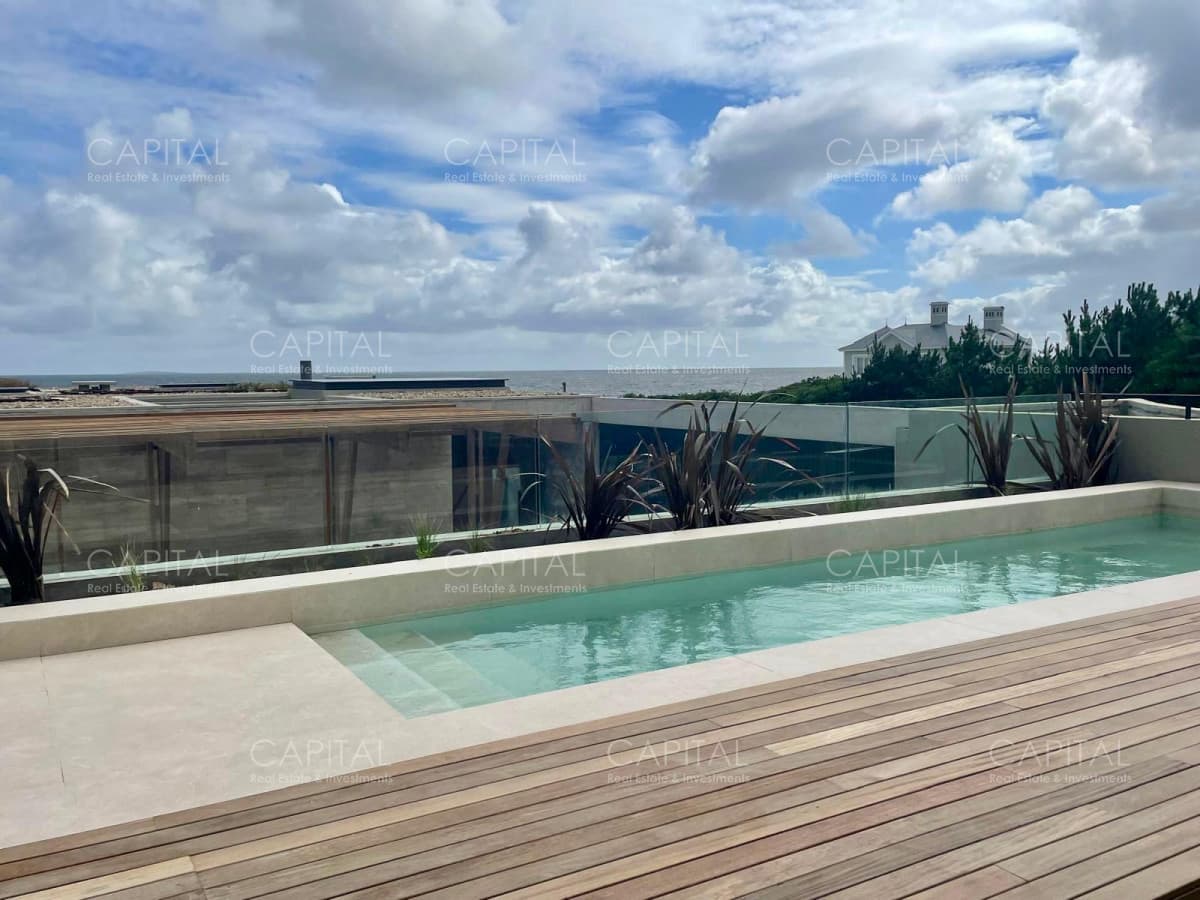 Departamento  en venta sobre el mar en La Barra con piscina y parrillero